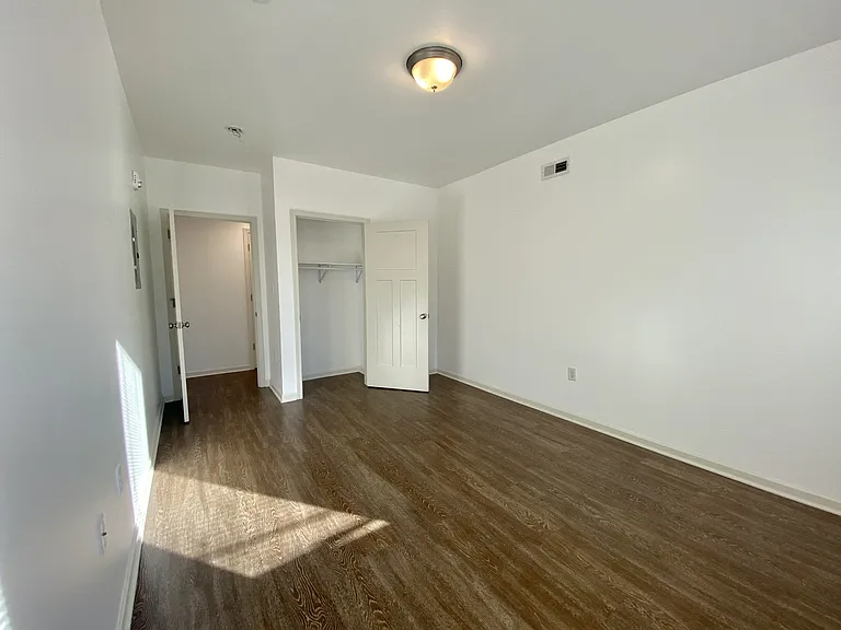 4114 Lauriston Street — Photo 6