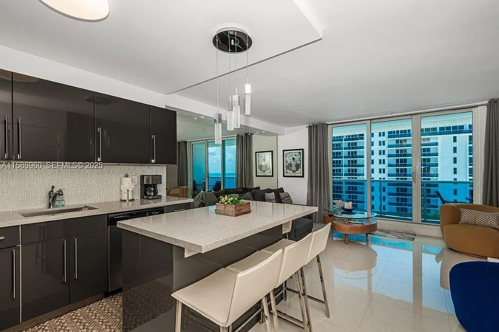 Roney Palace Condo — Photo 2