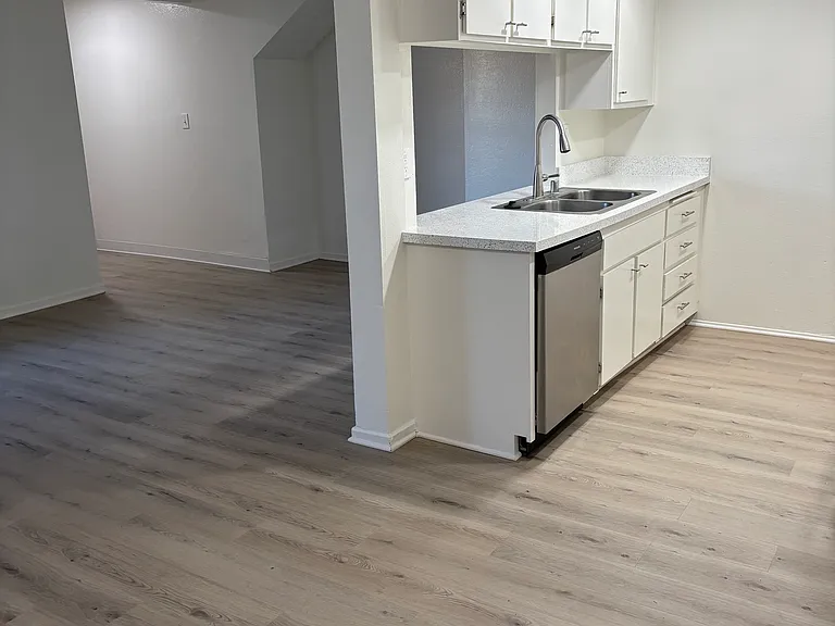 California Apartments — Photo 8