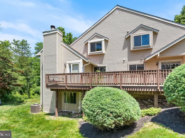 347 Green Meadow Ln, Horsham, PA 19044