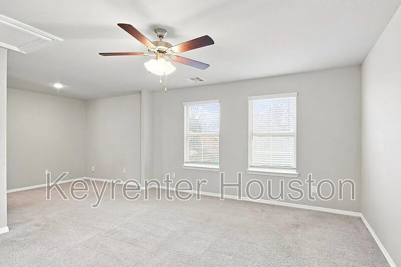 4 bed, 2.5 bath, 2074 sqft, $1,995 — Photo 4