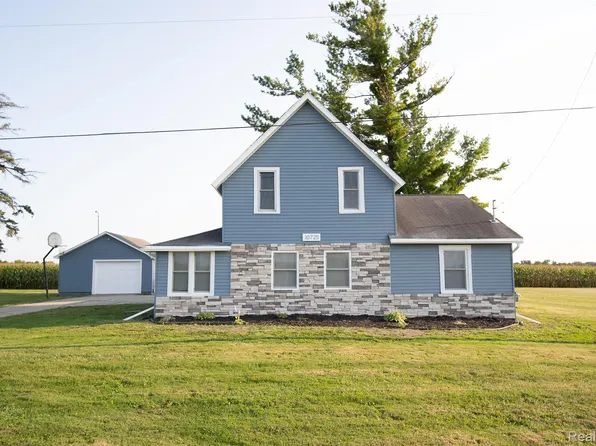 10725 Frost Rd, Freeland, MI 48623