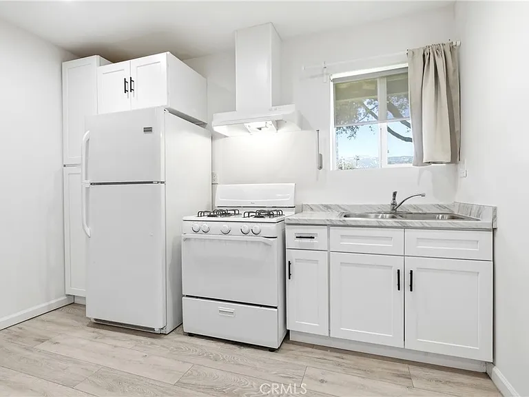 524 E Ghent St — Photo 28
