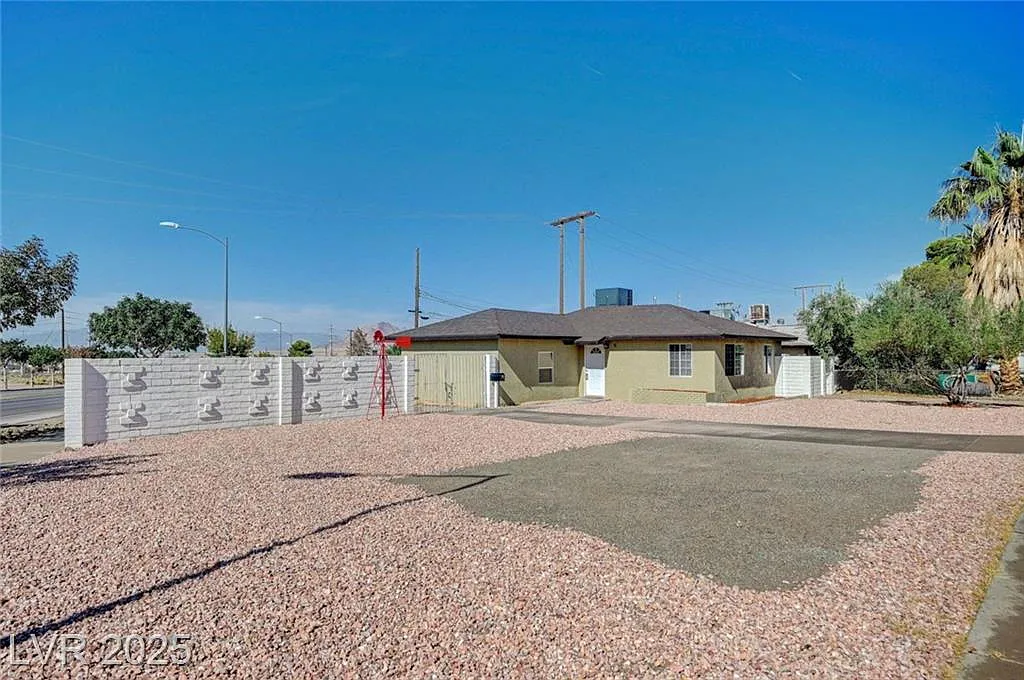 3 bed, 1.0 bath, 1061 sqft, $1,650 — Photo 1
