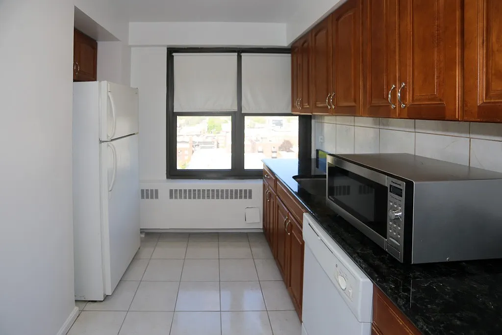 Fabulous 2 Bed, 1 Bath at Sheridan + Glenlake (Edgewater) — Photo 2