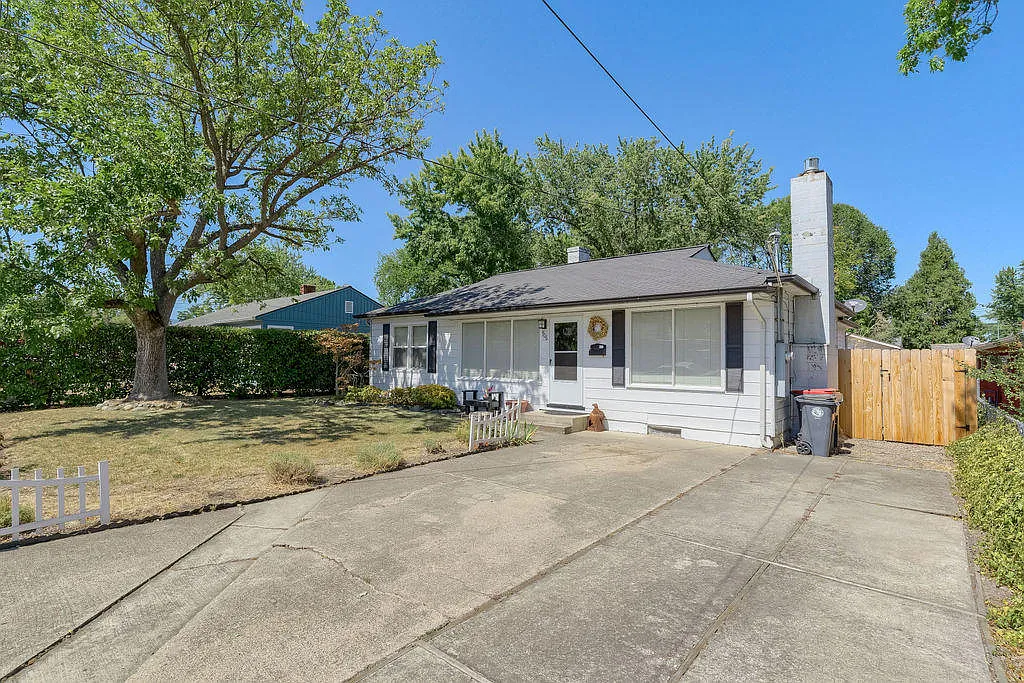 906 Winchester Ave photo 1
