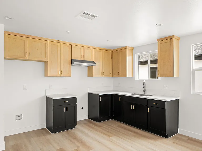 10020-10022 S Broadway St #10020-C — Photo 7