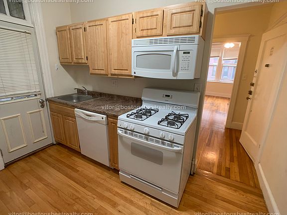 17 Lothian Road #302 - available 6/1