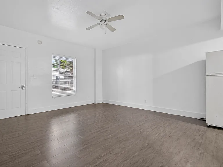 1843 Dewey St #104 — Photo 2