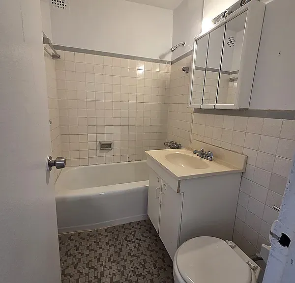 210 W 251st St #2B — Photo 7