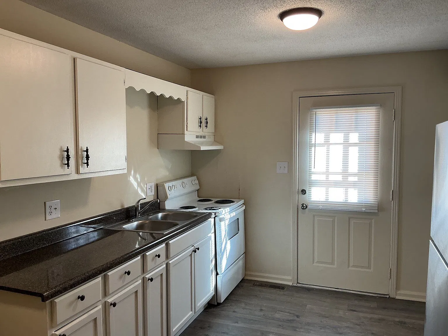 2 bed, 842 sqft, $975 — Photo 2