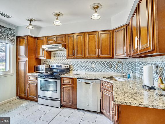 3rd image of 12 Sausilito Ct