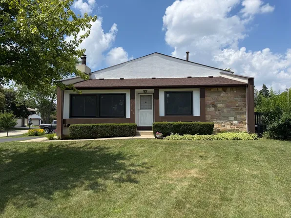 12 Hawthorne Sq, Indian Head Park, IL 60525