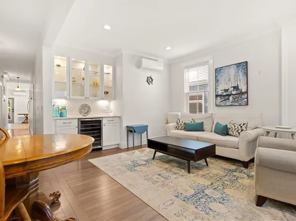 23 Mann Ave APT 4, Newport, RI 02840