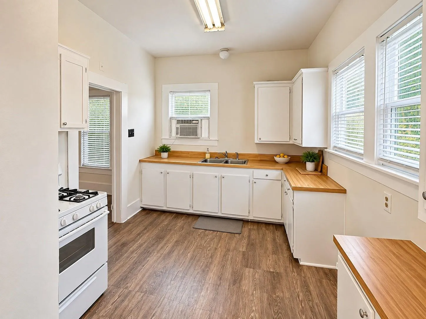 2 bed, 1.0 bath, 1064 sqft, $1,000 — Photo 2