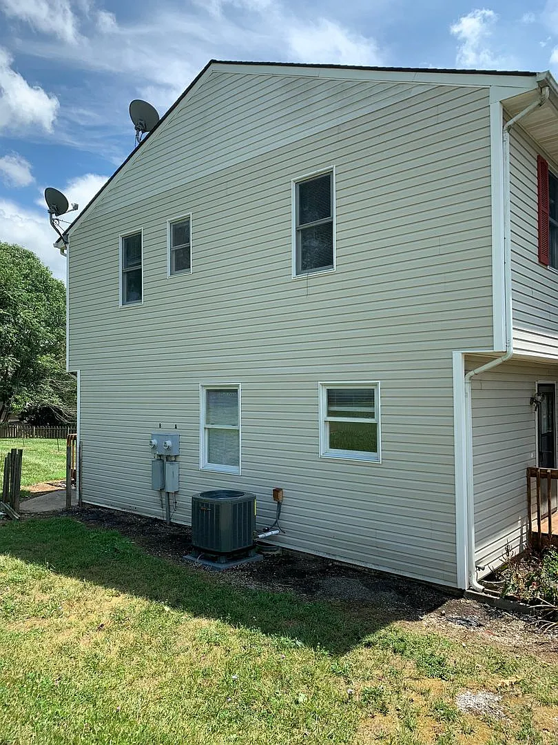3 Bedroom 2.5 Bath Duplex — Photo 2