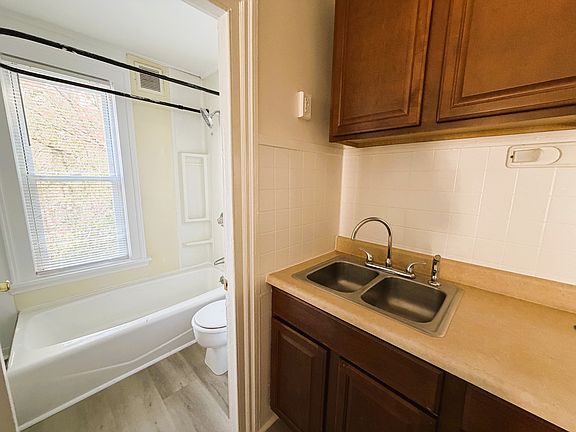 5th image of 52 E Albert St Floor 2