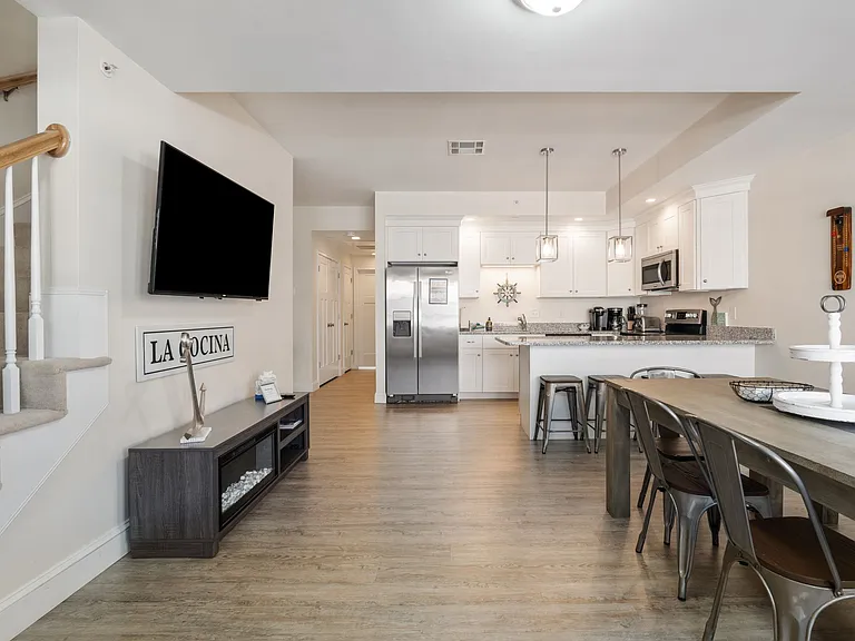 128 Ashworth Ave #307 — Photo 6
