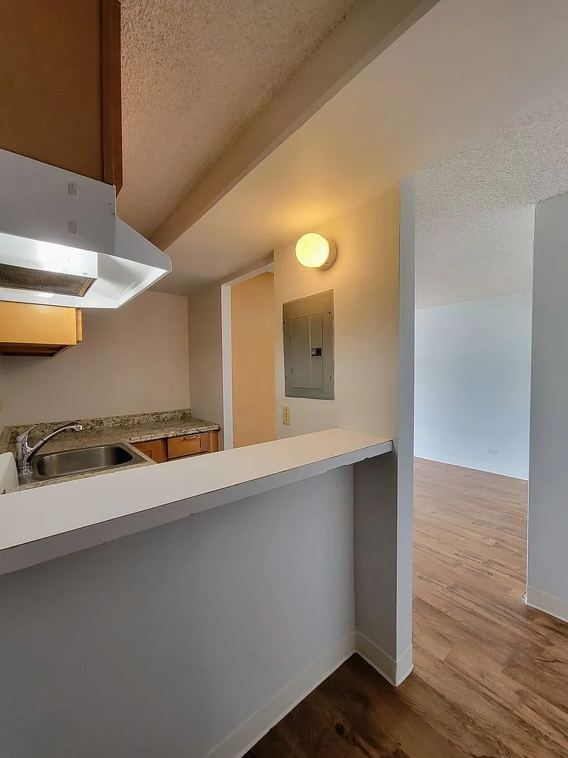 2525 Date St — Photo 2