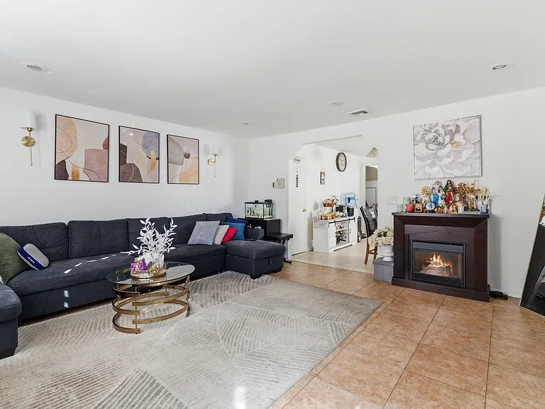 270 Westervelt Pl — Photo 2