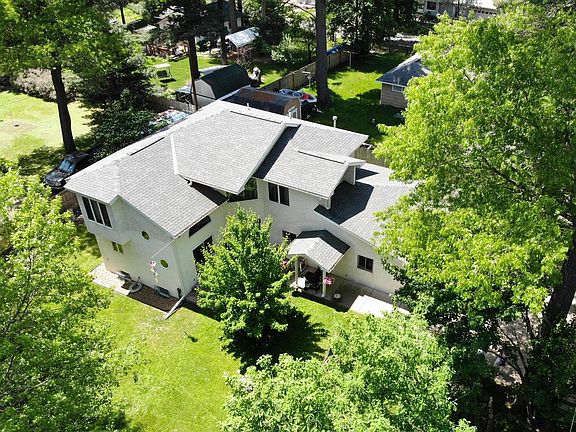 3rd image of 405 Dahlia Dr
