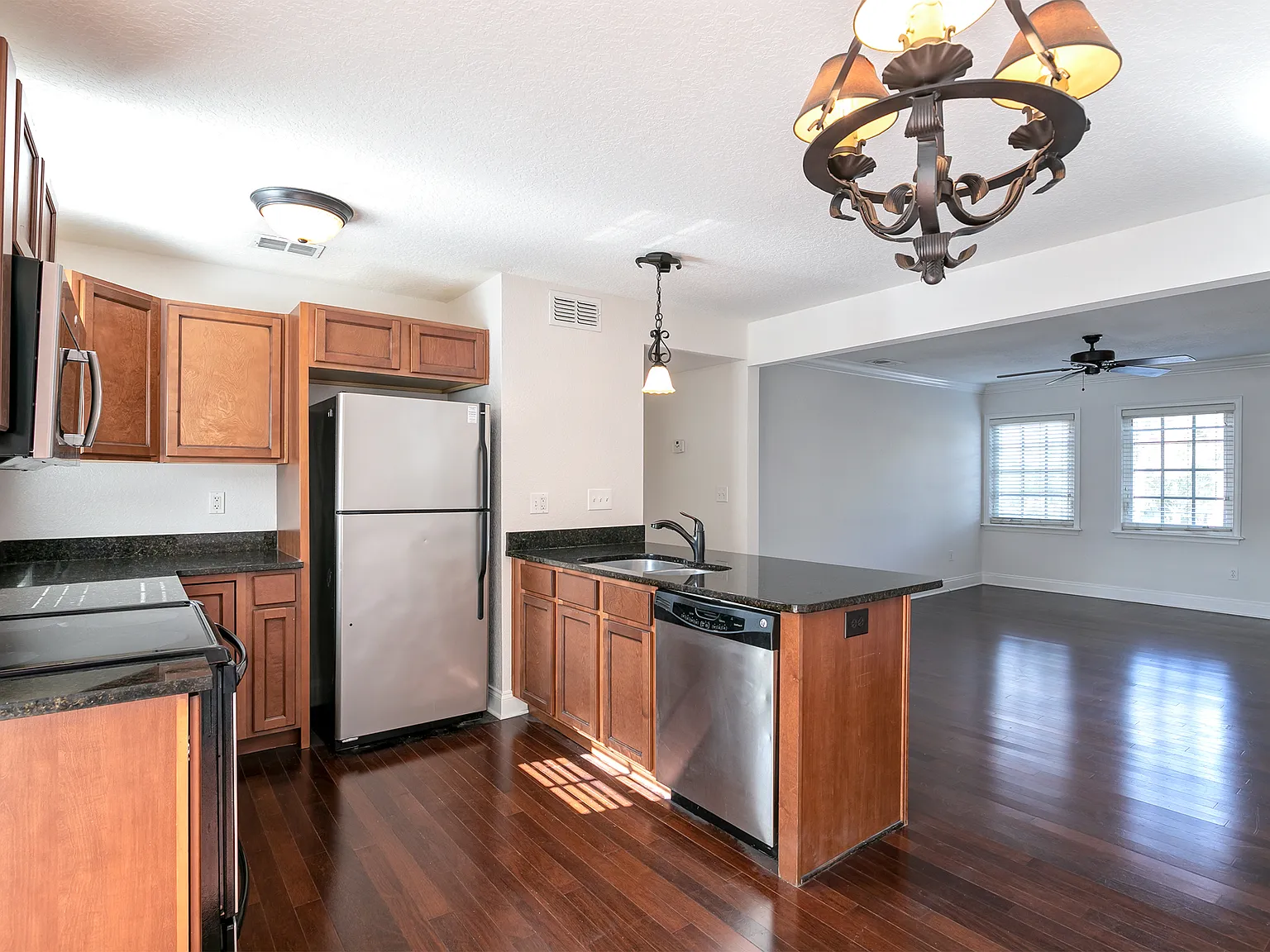 2 bed, 1000 sqft, $1,645 — Photo 4