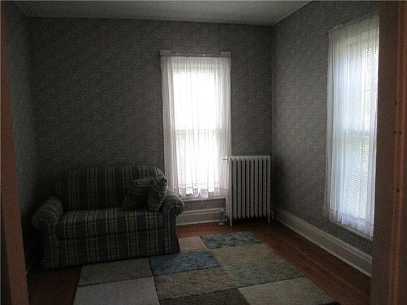 5th image of 818 West Broadway