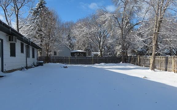 3rd image of 1900 Manor Dr