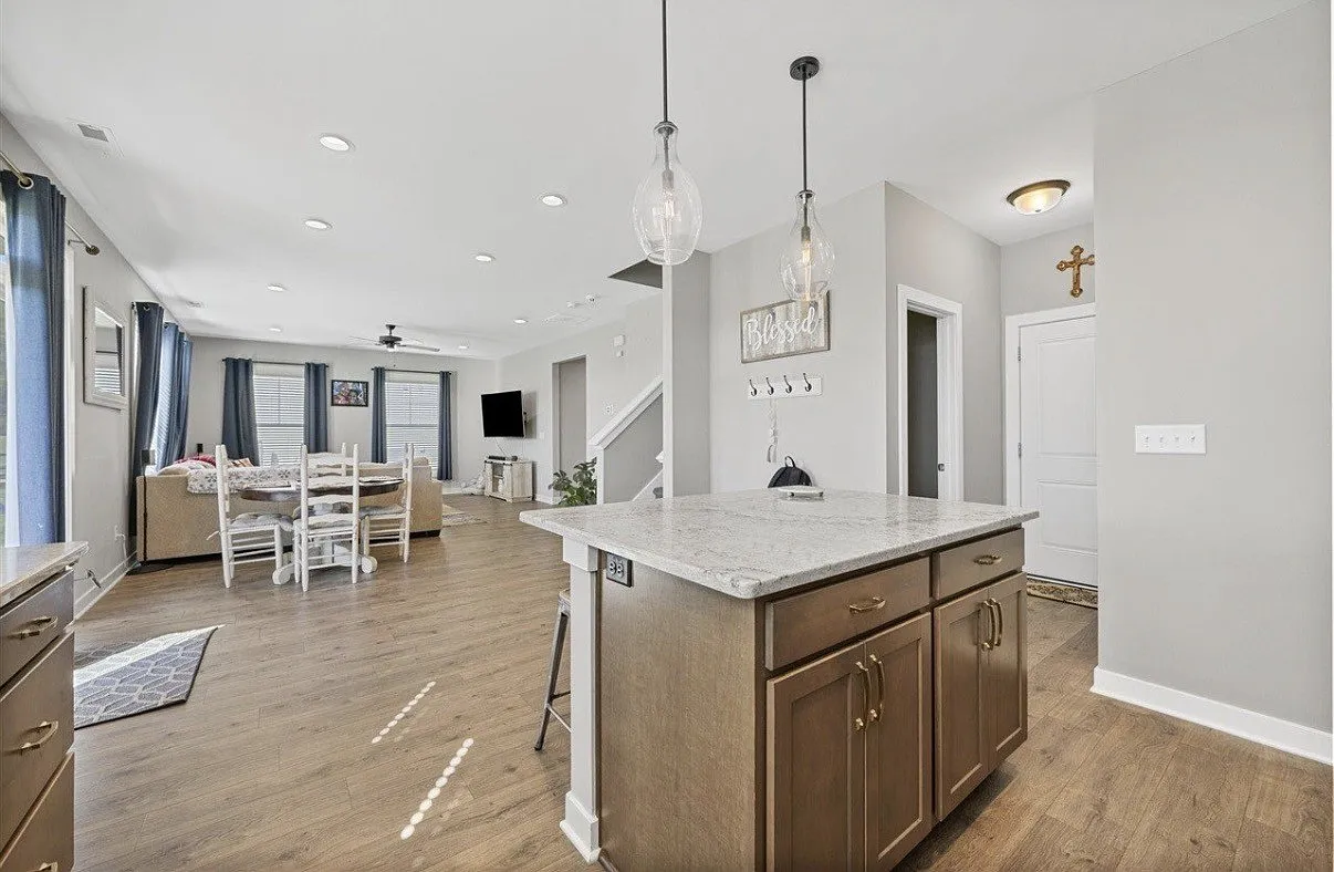 4 bed, 2.5 bath, 2564 sqft, $2,700 — Photo 3