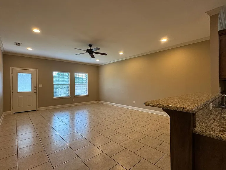 9100 Shadow Oak Dr — Photo 16