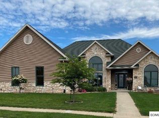 3201 Arrowwood Ln, Dubuque, IA 52001