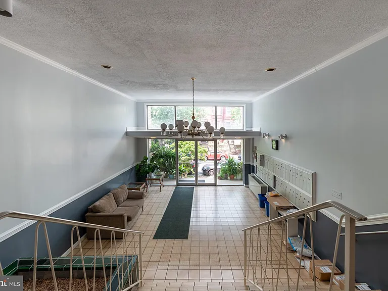305 C St NE #104 — Photo 30