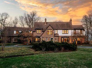 1046 E Thorne Ln, Milwaukee, WI 53217