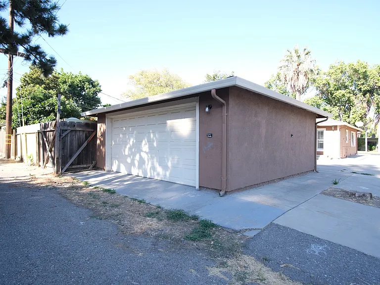 1436 Albany Ave — Photo 6