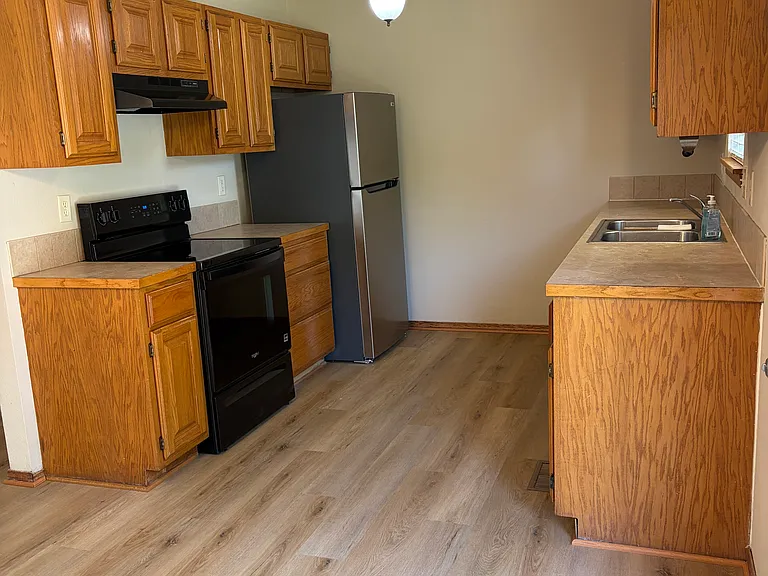 220 Wiley St — Photo 2
