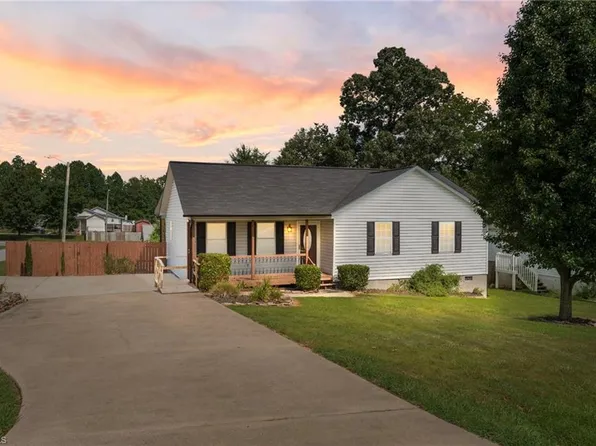 1 Hidden Hills Dr, Thomasville, NC 27360