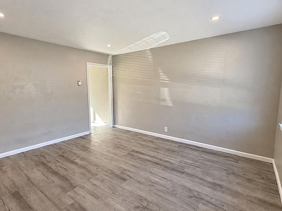 3rd image of 732 Banff St