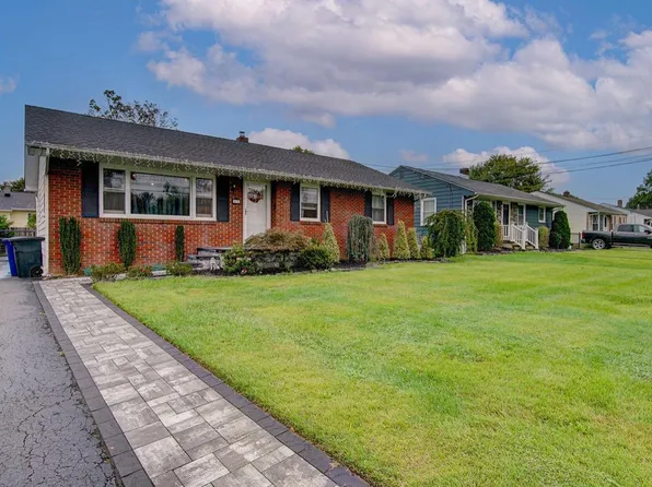 8 Farmer Dr, Allentown, NJ 08501