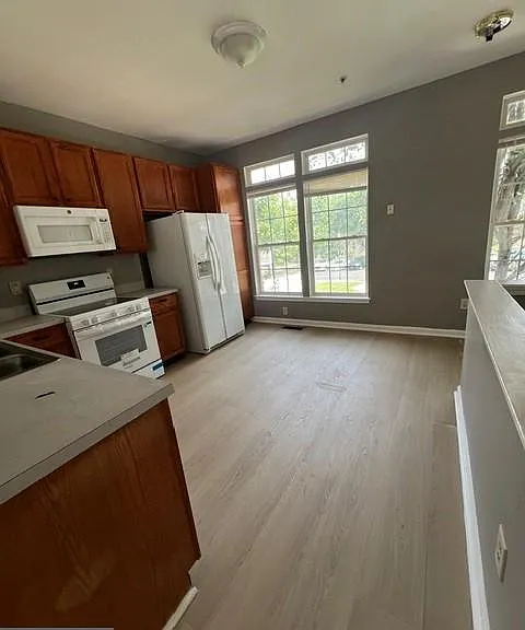 519 Eisenhower Dr — Photo 2