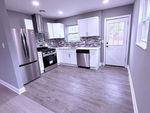 3rd image of 3507 Riviera St