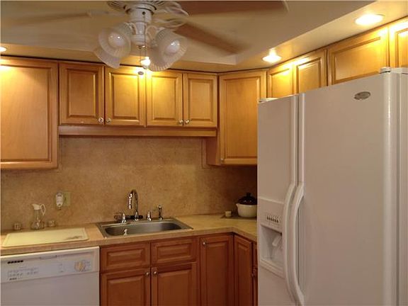 3rd image of 206 Wellington E #206