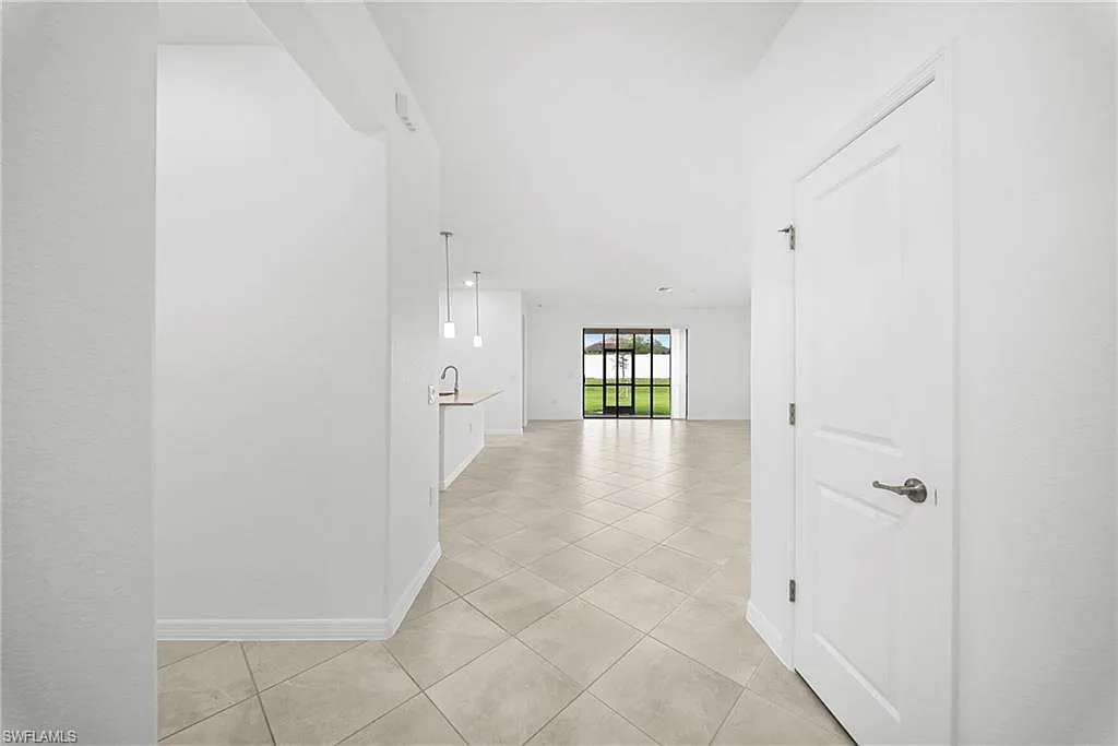 4 bed, 3.0 bath, 2032 sqft, $2,300 — Photo 4
