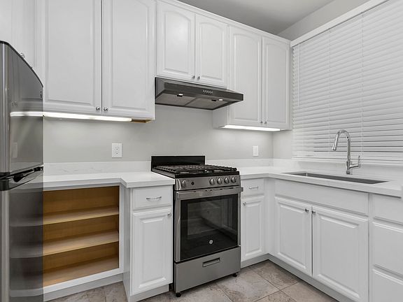 2nd image of 1130 Larkin St APT 6