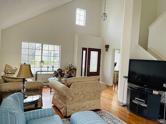 5th image of 916 Edgewood Circle