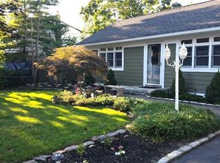 19 La Salle Pl, Oakdale, NY 11769