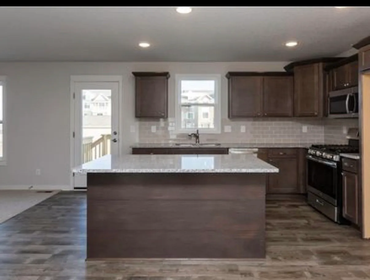 4 bed, 2.5 bath, 1664 sqft, $2,195 — Photo 2