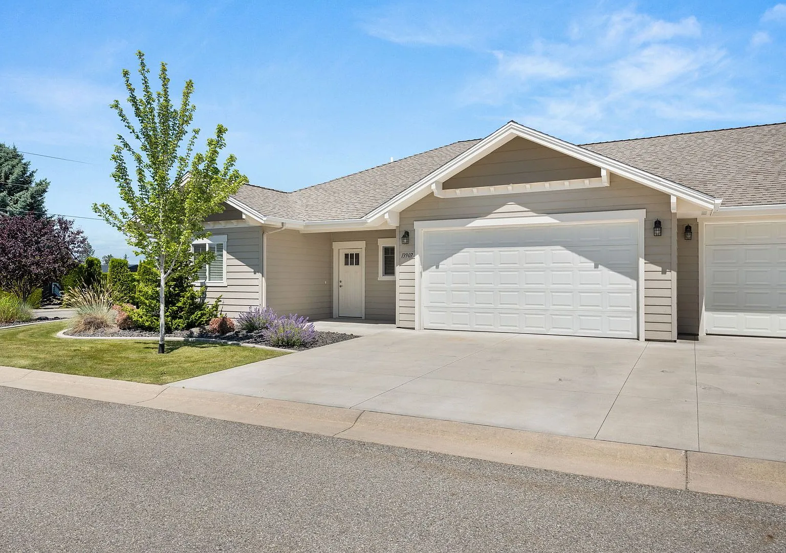 Spacious Valley Duplex Available Now! — Photo 2