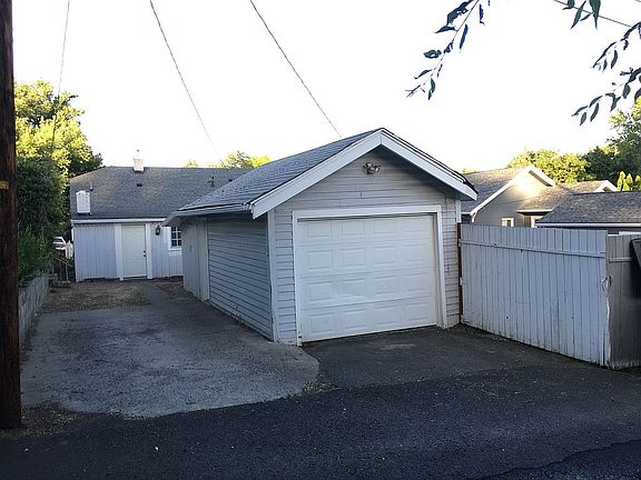 2nd image of 216 S 15th Ave
