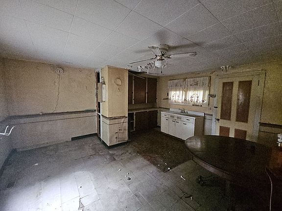4th image of 117 N Main St
