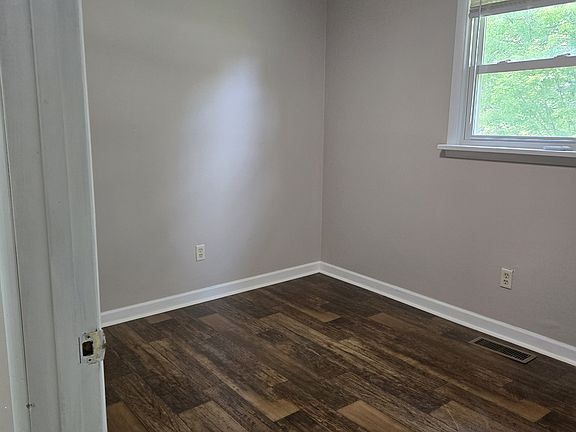 4th image of 633 Meadowbrook Dr